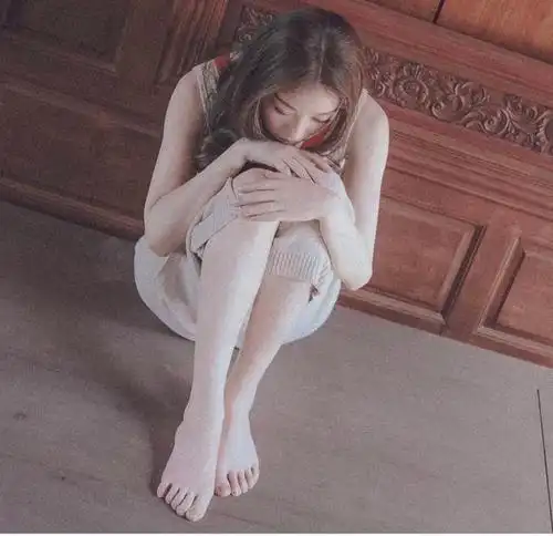 倪妮漂亮的小脚丫,雪白精致,不输给杨幂