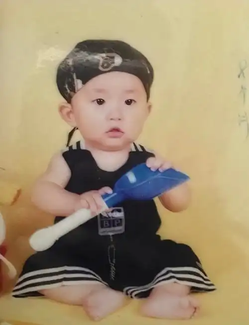 易烊千玺童年照##易烊千玺的童年照