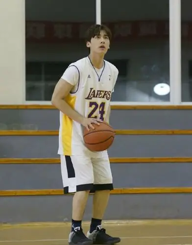 有没有李易峰打篮球的图片想打印出来放在相框里有没有无水印的