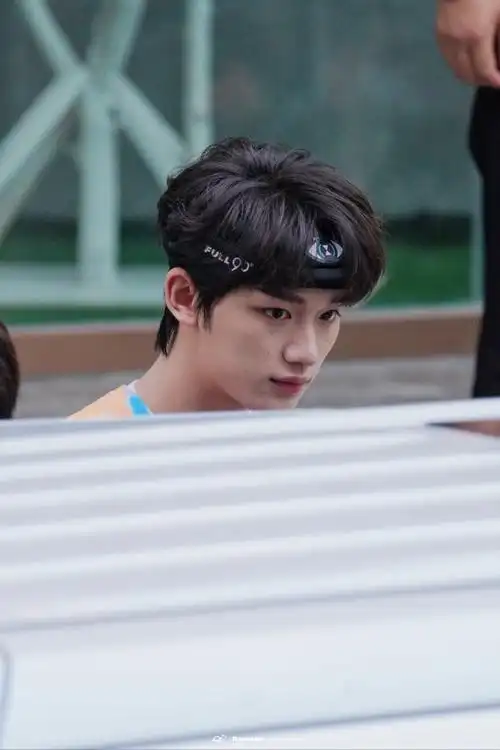 丁程鑫全员加速中上班饭拍