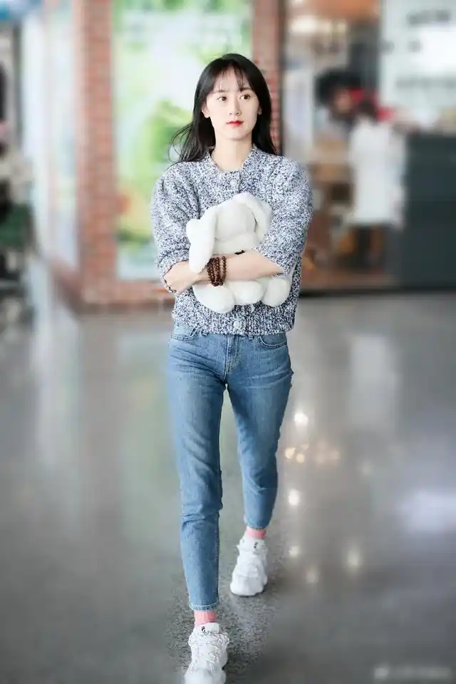 璇玑袁冰妍也就角色像赵丽颖戏外歪脖厉害外八明显气质没法比