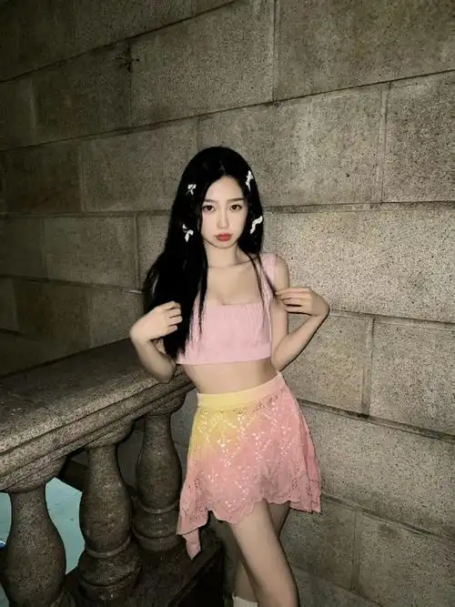 "小作精"虞书欣,穿深v吊带裙秀腰臀比,身材凹凸有致