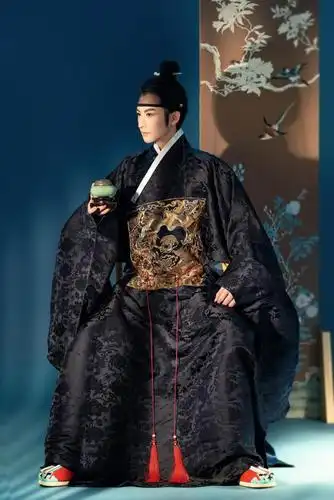 君子束发图为着明制服饰的男子(摄影/何力 造型/zou霁霁 模特/coser