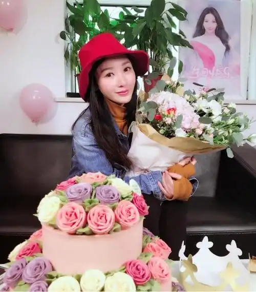 柳岩生日宴疑遭冷场,没一位明星现身,好在与素人朋友仍玩得开心