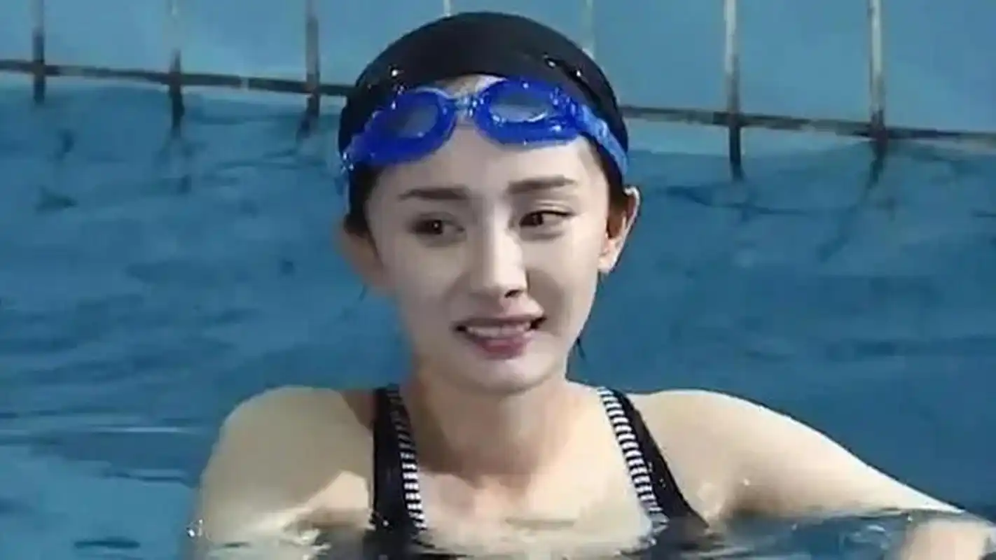 杨幂身材有多绝?看她穿泳装浮出水面的那刻,网友:这谁顶得住?