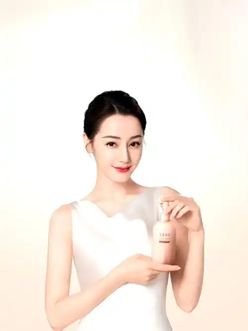 广告图    @dear-迪丽热巴    #迪丽热巴半亩花田身体乳&手霜全球代言