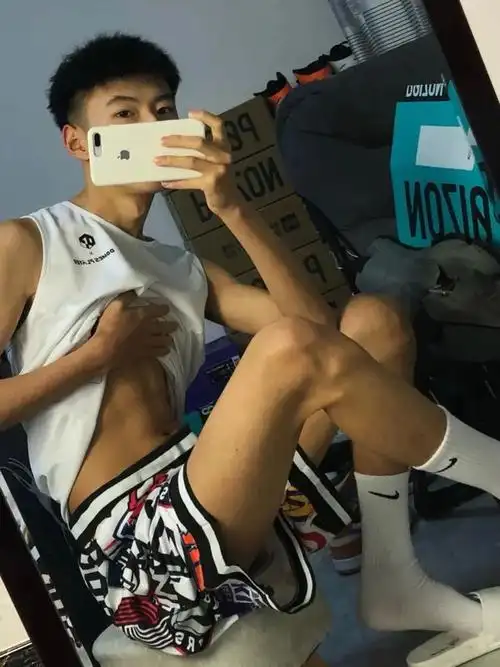 18岁清新白袜小奶狗8块腹肌公狗腰满满少年感网友很激动