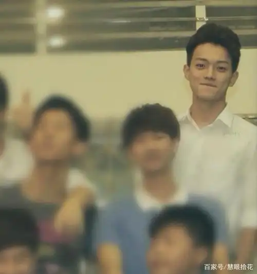 许凯从婴儿时期帅到高中,合照最吸睛,这才是校草该有的颜值吧!