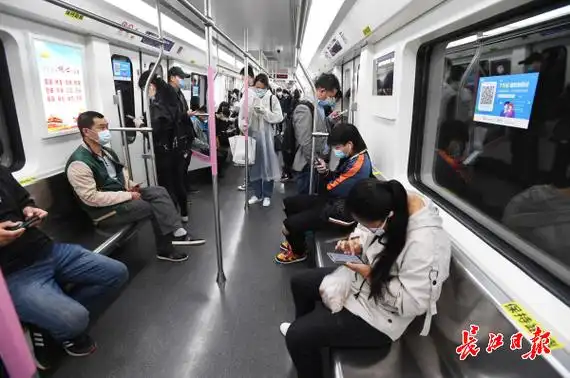 武汉上班族乘地铁宁站不挤坐组图