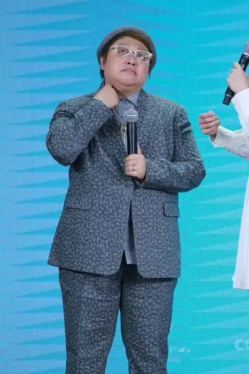 韩红虽然长得胖,但感觉并不影响视力,穿衣打扮也很有女人味