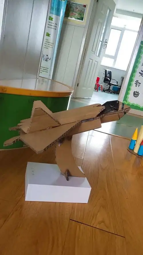 利用废旧物品制作而成的,有"快递盒,一次性水杯,肥皂,一次性筷子,塑料