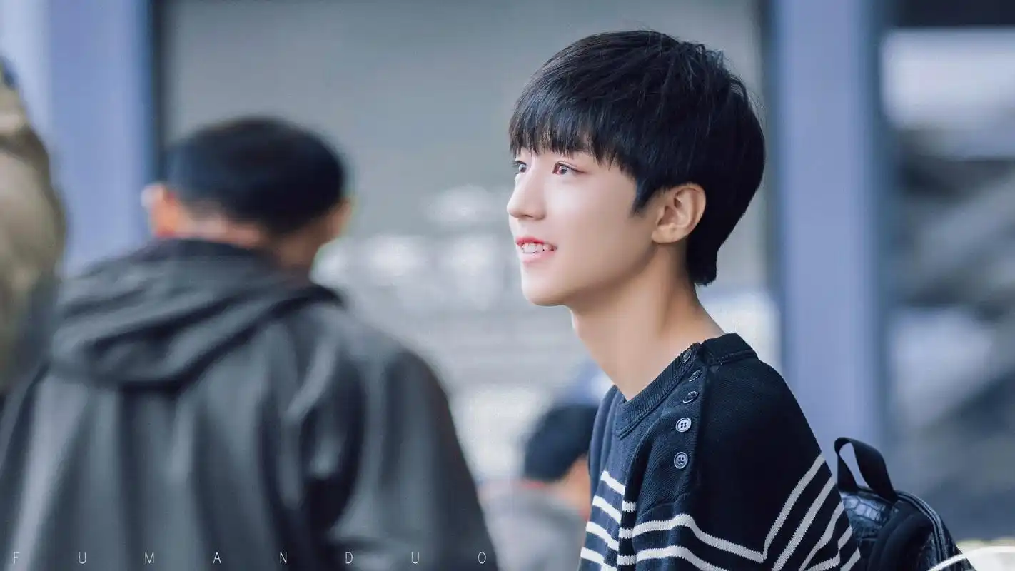 tfboys王俊凯帅气机场街拍图片桌面壁纸