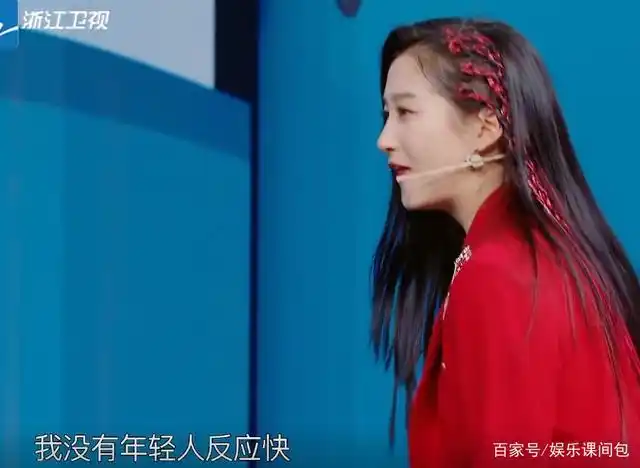 时代少年团都是00后,丁程鑫更是02年出生的小朋友,足足比关晓彤小了5