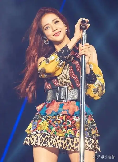 成员都堪称颜值与实力兼具,但金智秀一向是韩媒公认的四代女团颜霸