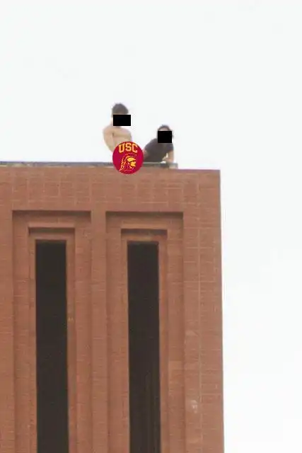 美一对男女在大学楼顶公开做爱