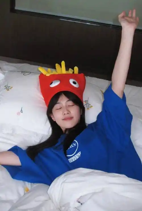 白鹿晒出了一组儿童节居家随拍,她戴上各类可爱帽子,很有童心-爱读书