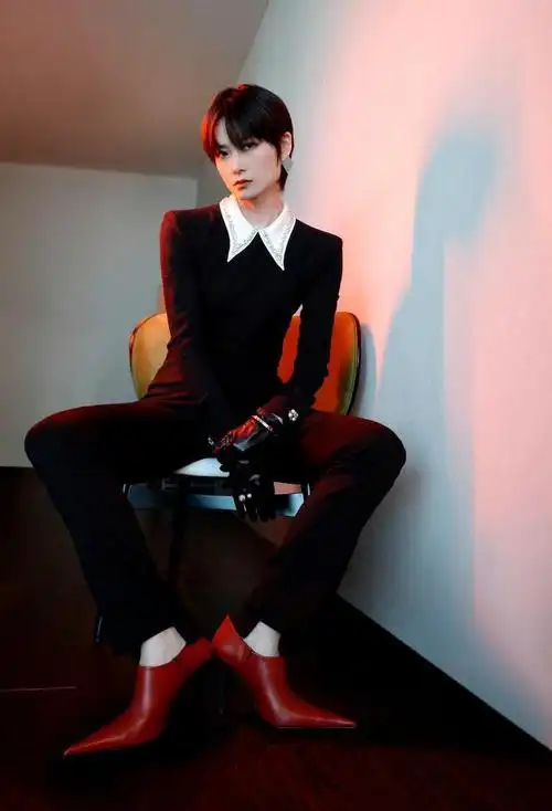 人气明星李宇春今晚时尚芭莎派对最新红毯造型图出炉啦!又飒又美