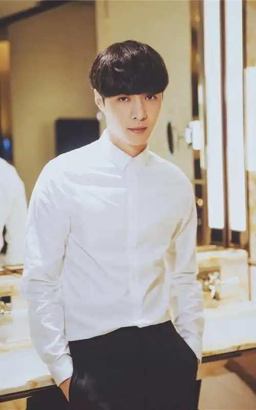 白衬衫男明星帅气张艺兴手机壁纸下载