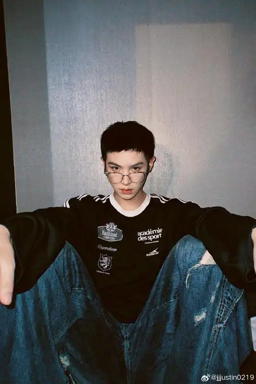 黄明昊寸头眼镜男大感##黄明昊寸头随拍