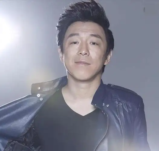 黄渤的全方位才华:从颜值挑战到舞台霸主的逆袭之路 黄渤,一个拥有多