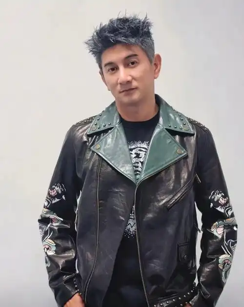 四爷吴奇隆家的年夜饭,令人垂涎欲滴.一桌子菜摆满了桌,香气扑鼻