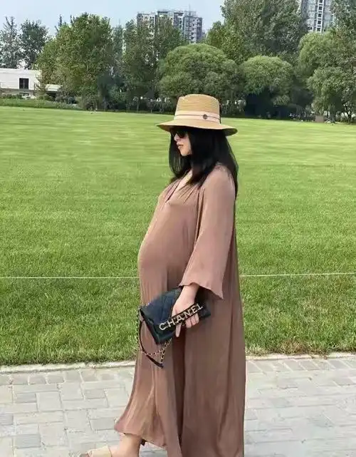 临盆在即!朱珠9月孕肚实在太大了,穿400元拖鞋脚肿变形塞不进去