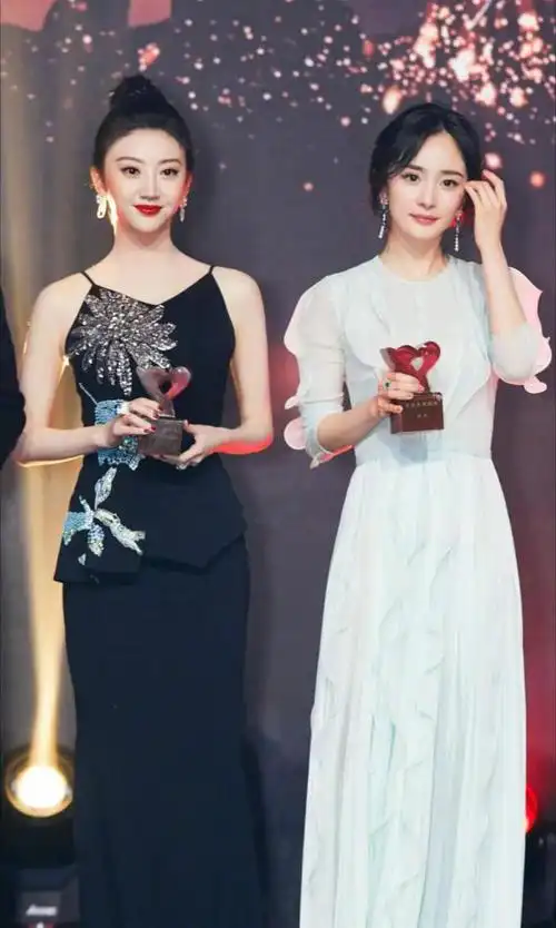 杨幂景甜同台出席活动未p合照曝光网友差距不是一般大