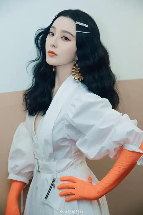 范冰冰一身白色收腰衬衫连衣裙出席秀场看秀