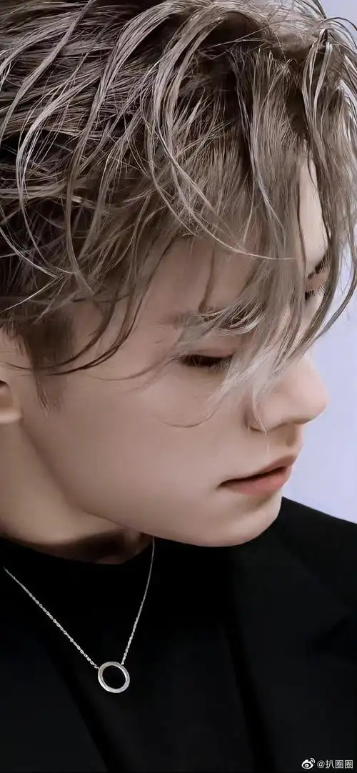 易烊千玺最新广告大片玫瑰金发色真的很帅是爱豆玺吧