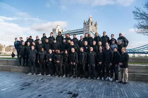 组图76人众将游伦敦全队合影大帝霸气十足