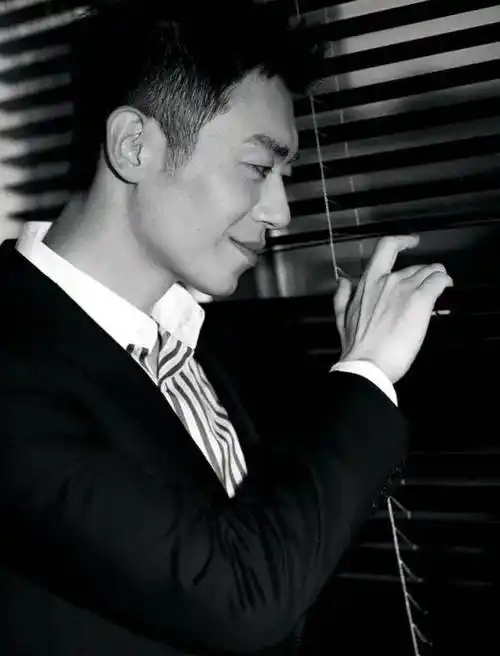 原创为什么38岁的朱亚文不能纵火原来他没有丑闻没有献身精神他的原罪