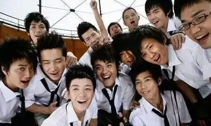 两年之后,湖南卫视不甘示弱,再度携手《快乐男声》强势回归,再次点燃