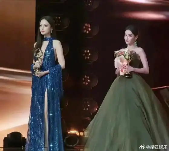 主持人尼格买提叫了娜扎的全名:古力娜扎尔·拜合提亚尔!