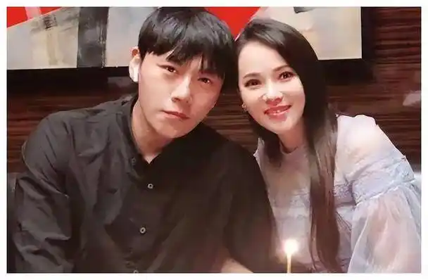 秦昊老婆飞赴韩国打水光针,伊能静56岁面露针痕,痛感良多.