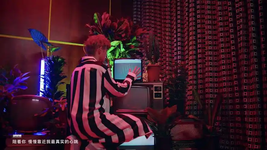 99的电视在闪中显露出一个unine的logo