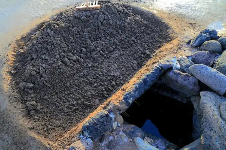 过滤池(沙漏)用来收沙过滤盐泥,沙漏下方就是存储浓缩卤水的卤水池.