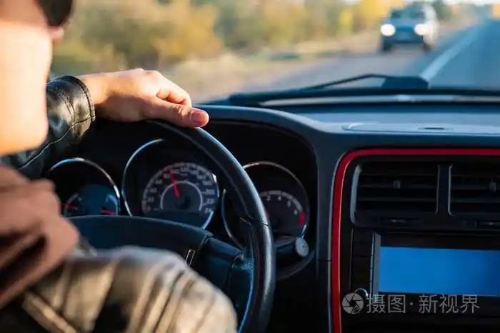 男人在农村地区的后座上开车一个阳光明媚的下午驾驶现代车辆的男司机