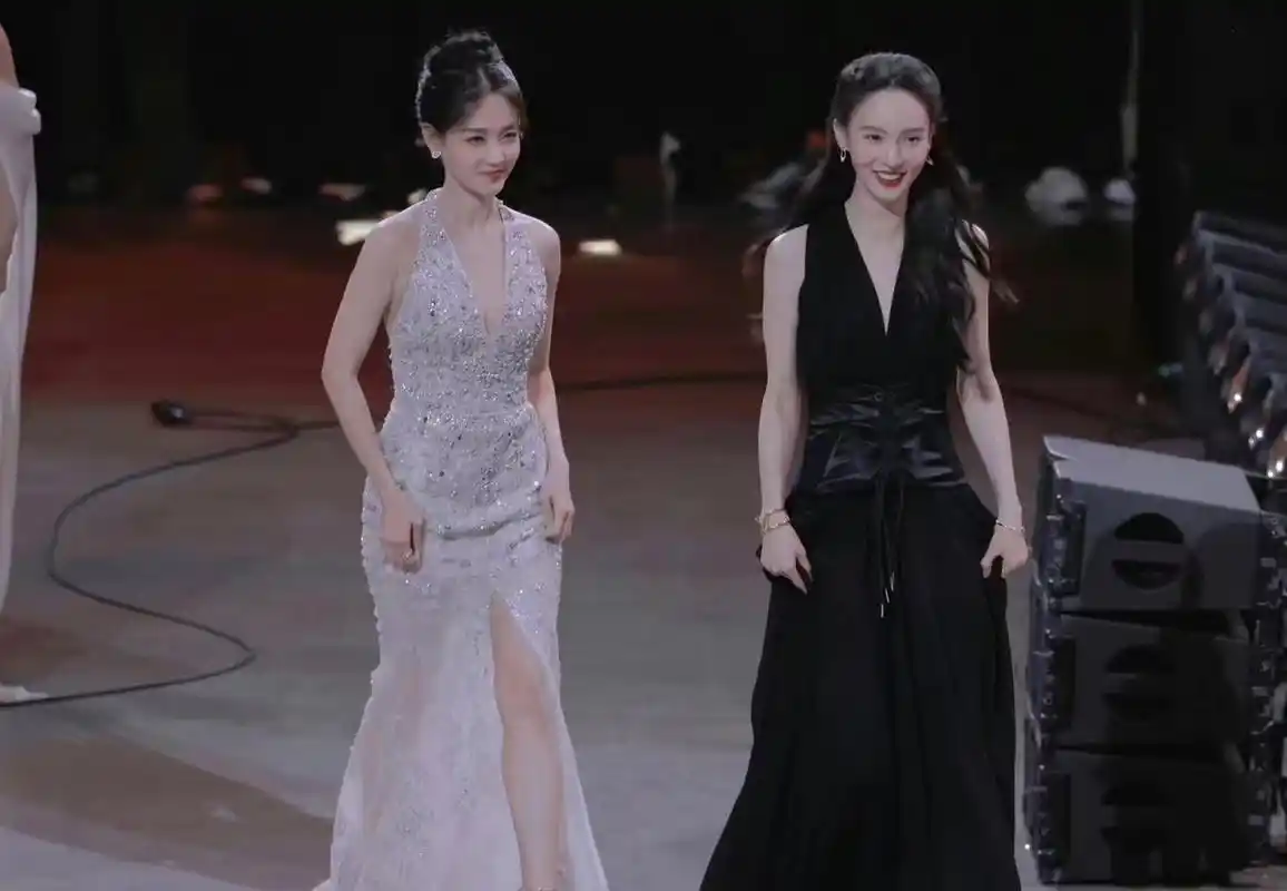 金晨和李一桐,两个人都好美,又高又瘦,你觉得谁更好看?