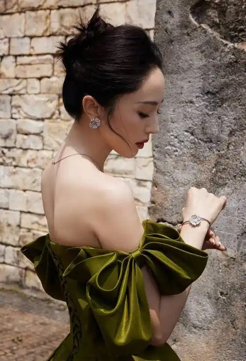 董璇绿色抹胸装性感写真_好身材_女神_网友