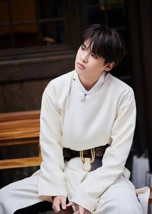 黄明昊《极限挑战》造型剧照 特别帅气的小贾