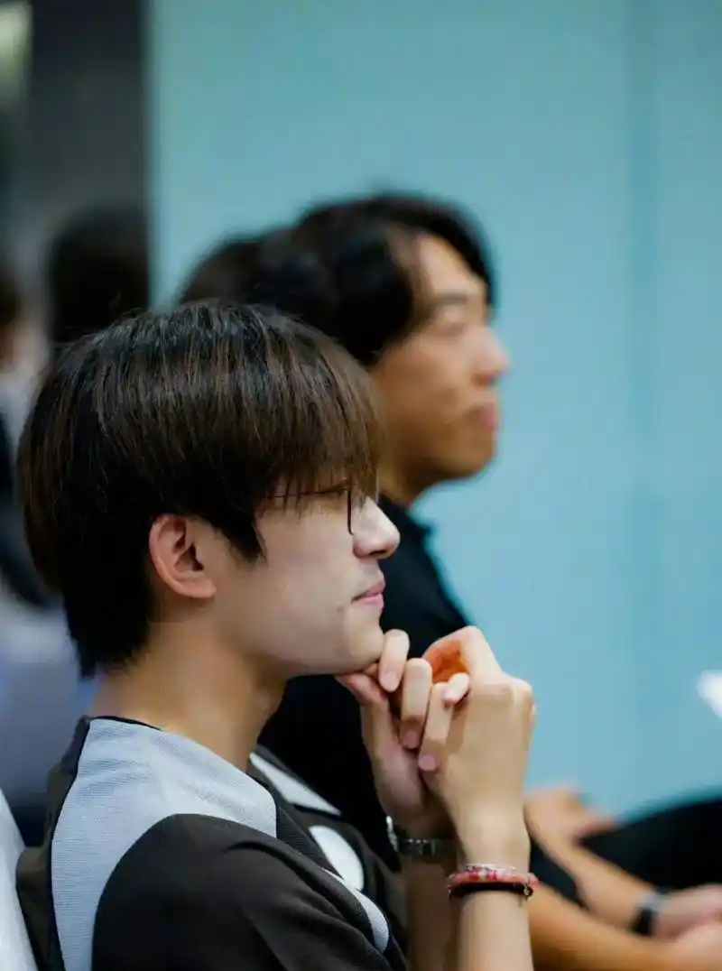 感觉易烊千玺变了好多啊,整个人的面相都变了的感觉[思考][思考]