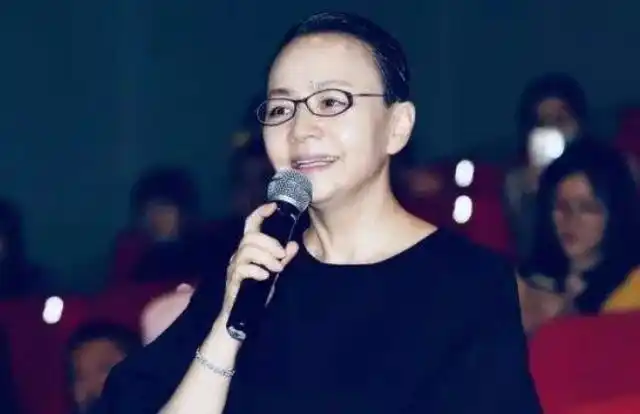 原创没宋丹丹红,和哥哥"共用"一张脸的梁欢,凭什么把英达"拿捏"死死的