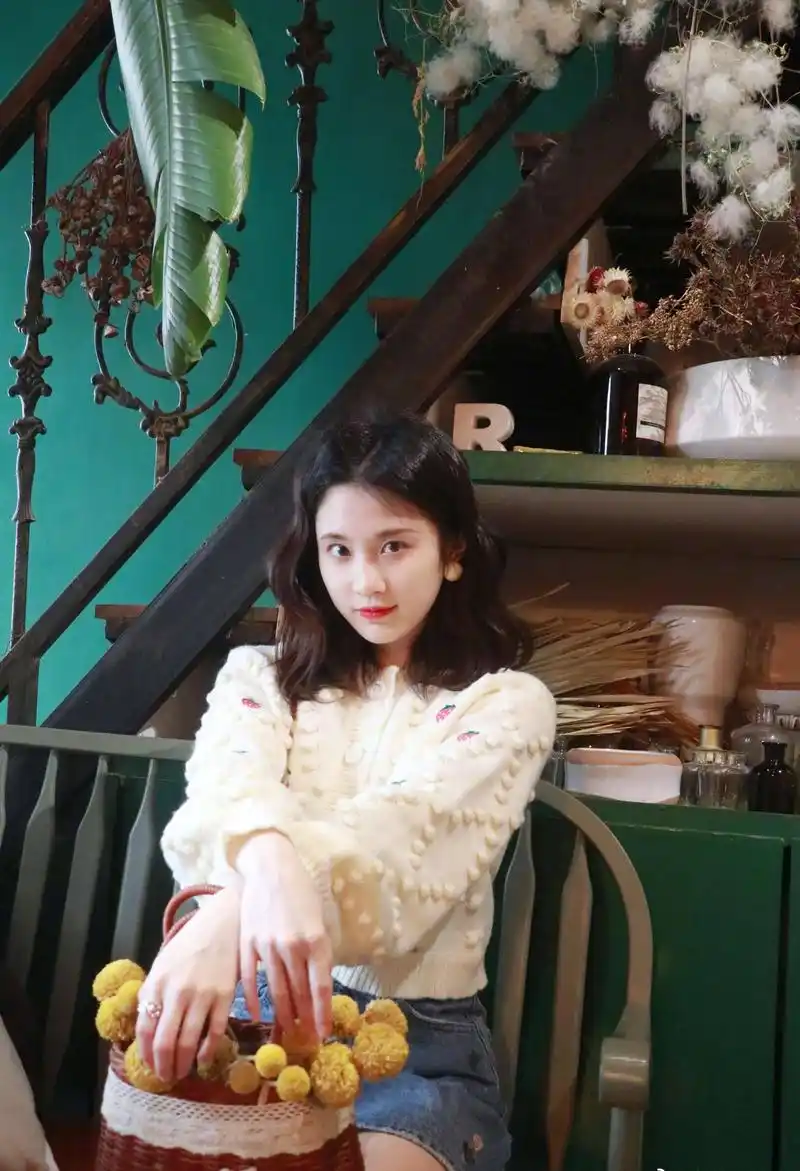 张慧雯牛仔短裤美腿甜美生活照