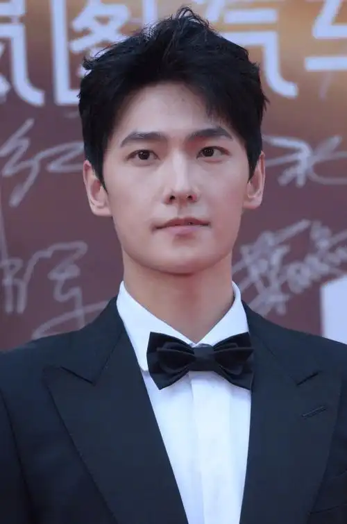 相比较杨洋,比杨洋还小一岁的黄景瑜状态就没那么好了,但是除了法令纹