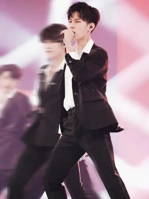 张真源舞台表情管理好绝可盐可甜