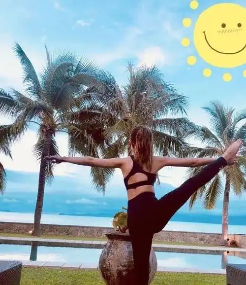 天王嫂昆凌晒瑜伽照身材超好美出新高度