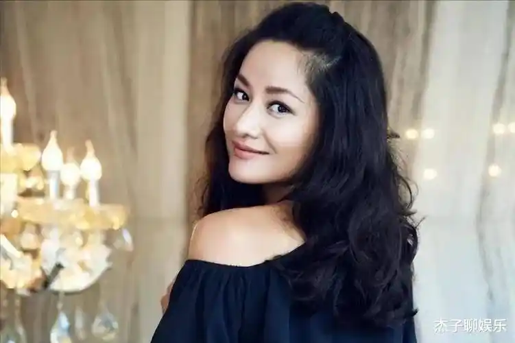 演员胡兵官宣婚讯!