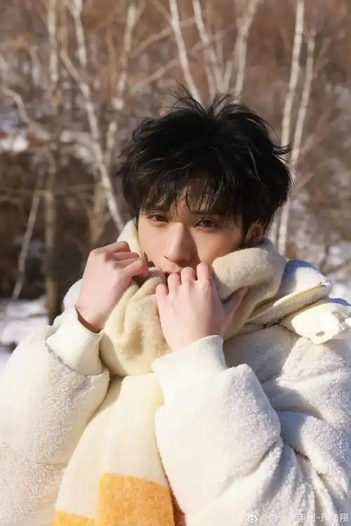 严浩翔雪地随拍这双眼睛真绝了