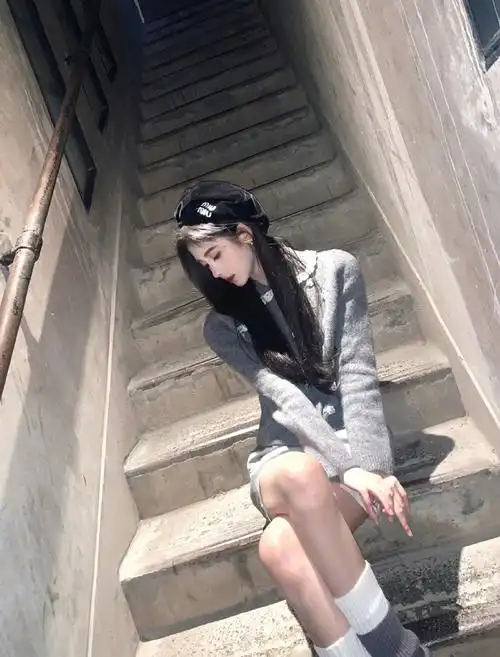 你不冷吗##鞠婧祎果冻红唇妆#美女是真的不怕冷的吗,这个天这个腿,我