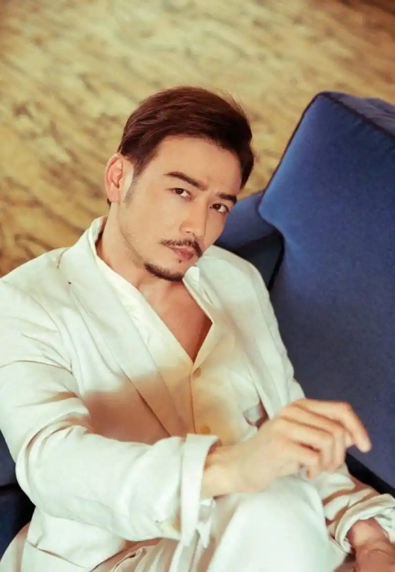 今天,网上曝光了两封电视剧《异乡人》发给演员杨烁的公告,公告中显示